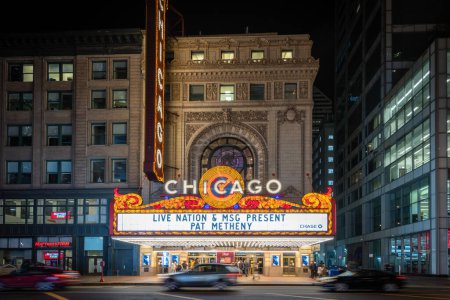 Téléchargez les photos : Chicago, États-Unis - 13 octobre 2018 : Panneau iconique sur le Chicago Theater à Chicago. Le théâtre a ouvert en 1921 et a été rénové dans les années 1980. Ce panneau est un monument célèbre et emblématique de Chicago - en image libre de droit