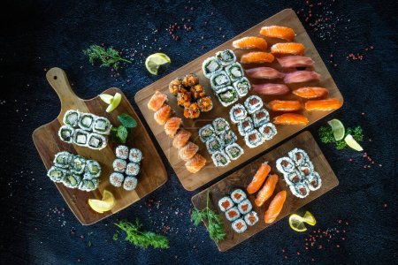 Téléchargez les photos : Assiettes mixtes de sushis frais divers et traditionnels - en image libre de droit