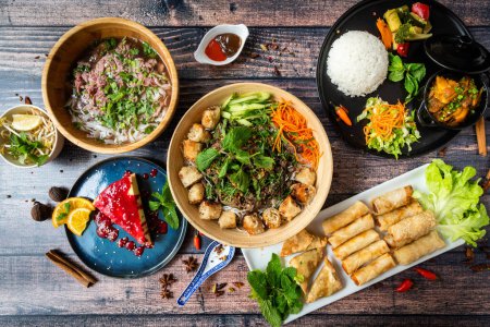 Téléchargez les photos : Mélange et dégustation de nourriture asiatique sur une table en bois - en image libre de droit