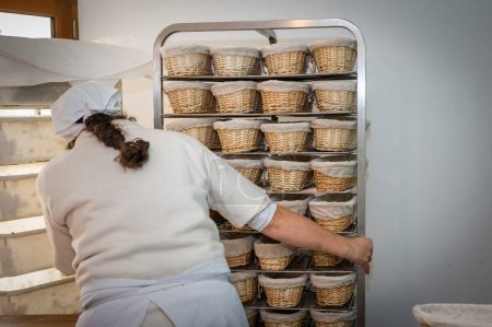 Téléchargez les photos : Bannières empilées de pain pour la production de boulangerie - en image libre de droit