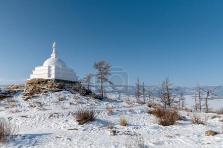 Téléchargez les photos : Ogoy Island, Baikal Lake, Russie- Bouddhiste blanc stupa et le lac baïkal - en image libre de droit