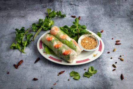 Téléchargez les photos : Rouleaux de printemps extra-frais cuits avec des crevettes, sauce et menthe - en image libre de droit