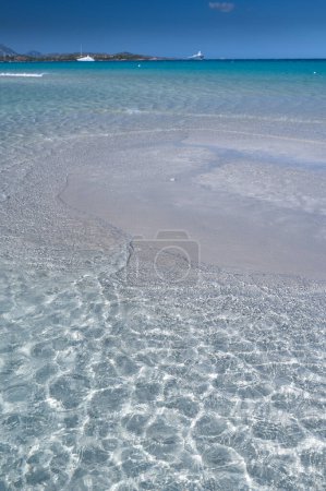Téléchargez les photos : Célèbre plage de La Cinta avec une belle eau. San Theodoro en Sardaigne, Italie - en image libre de droit