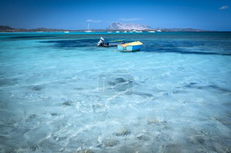 Téléchargez les photos : Célèbre plage de La Cinta avec une belle eau. San Theodoro en Sardaigne, Italie - en image libre de droit