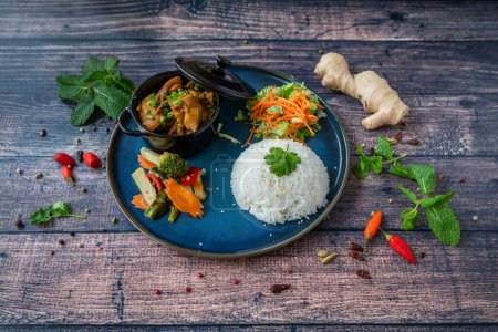 Foto de Famosa cassolette de pollo con jengibre fresco con arroz y verduras pegajosas - Imagen libre de derechos