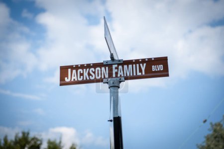 Téléchargez les photos : 08 octobre 2018 : signe du boulevard Jackson près de la maison Michael Jackson de la famille. La célèbre star était ici avec ses siters et ses frères quand il était jeune à Gary City. Gary City est près de Chicago. - en image libre de droit