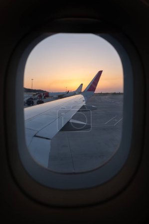 Téléchargez les photos : Vue du vol intérieur et vue sur l'aéroport et les avions - en image libre de droit