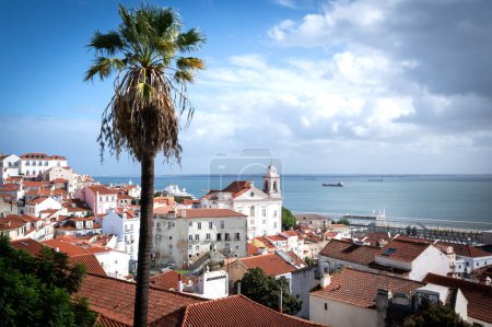 Foto de Famosa vista de la ciudad de Lisboa con el río Tage y el distrito de Alfama - Imagen libre de derechos