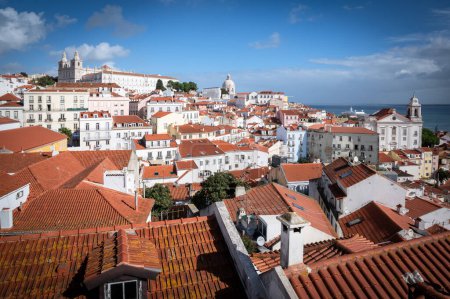 Téléchargez les photos : Vue célèbre de la ville de Lisbonne avec la rivière Tage et le quartier Alfama - en image libre de droit