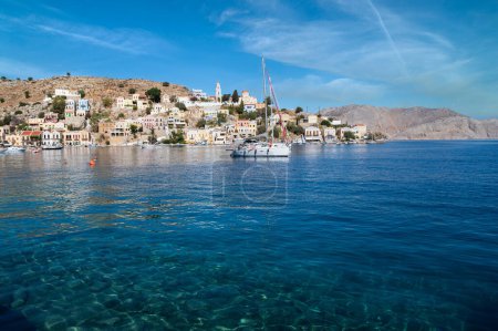 Téléchargez les photos : Célèbre et belle île de dodécanèse nommée symi près de l'île de Rhodes, Grèce - en image libre de droit