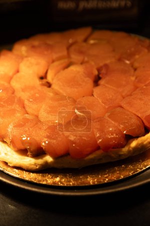 Téléchargez les photos : Tarte traditionnelle française Tatin aux pommes caramélisées et croûte - en image libre de droit