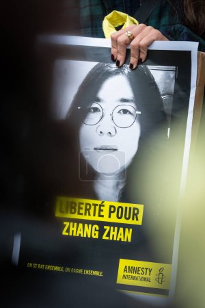 Foto de Lyon, Francia, 11 de diciembre de 2023: demanda por la liberación de Zhang Zhan, periodista desaparecido en Wuhan, República Popular China, en mayo de 2020. Fue una de las primeras en cubrir los primeros días de la pandemia de Covid 19. El 28 de diciembre de 202 - Imagen libre de derechos
