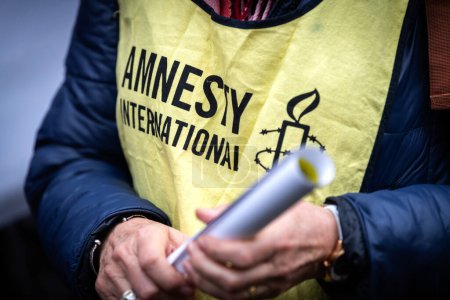 Foto de Lyon, Francia, 11 de diciembre de 2023: Miembros no identificados de Amnistía Internacional participan en una manifestación - Imagen libre de derechos