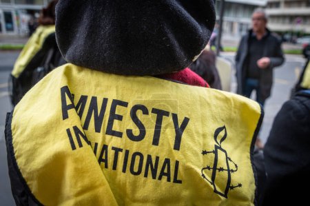 Foto de Lyon, Francia, 11 de diciembre de 2023: Miembros no identificados de Amnistía Internacional participan en una manifestación - Imagen libre de derechos
