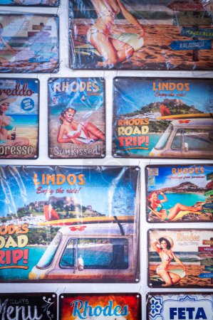 Téléchargez les photos : 17 octobre 2023, Lindos ville cartes postales commerciales et touristiques vintage - en image libre de droit