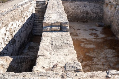 Foto de Piscinas de natación y el mecanicismo del agua antic. Hermosas ciudades antiguas Kamiros, isla de Rodas, Grecia - Imagen libre de derechos