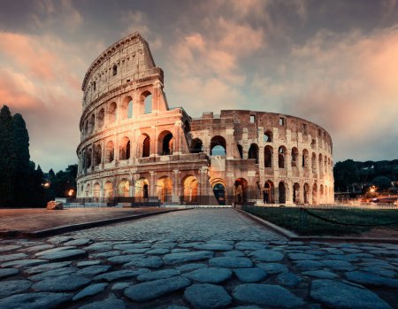 Téléchargez les photos : Vue du Colisée à Rome et soleil du matin, Italie, Europe. - en image libre de droit