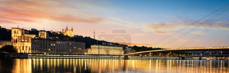 Téléchargez les photos : Vue de la Saône à Lyon le soir, France - en image libre de droit