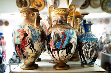 Foto de 19 de octubre 3023, Rodas, Grecia: cerámica griega antigua con diseño típico hecho a mano - Imagen libre de derechos