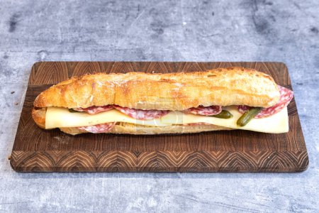 Téléchargez les photos : Savoureux sandwich français au salami, fromage et pain baguette - en image libre de droit