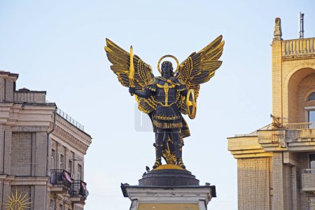 Téléchargez les photos : KIEV UKRAINE 13 novembre 2022 : Statue en bronze plaqué or de l'archange Michel Saint patron de Kiev sur la place de l'indépendance (Maydan Nezalezhnosti) - en image libre de droit