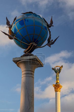 Foto de Kiev, Ucrania - 13 de noviembre de 2022: Monumento a la Independencia en el Maidán Nazalezhnosti en Kiev - Imagen libre de derechos