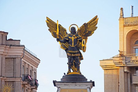 Téléchargez les photos : KIEV UKRAINE 13 novembre 2022 : Statue en bronze plaqué or de l'archange Michel Saint patron de Kiev sur la place de l'indépendance (Maydan Nezalezhnosti) - en image libre de droit