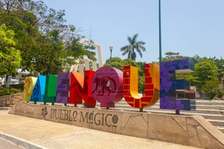Téléchargez les photos : PALENQUE, MEXIQUE - 1er avril 2022 : Statue en lettres colorées avec mot "Palenque" près de la place principale (Zocalo) de Palenque, Mexique. C'est la ville la plus pauvre de l'État du Chiapas.. - en image libre de droit
