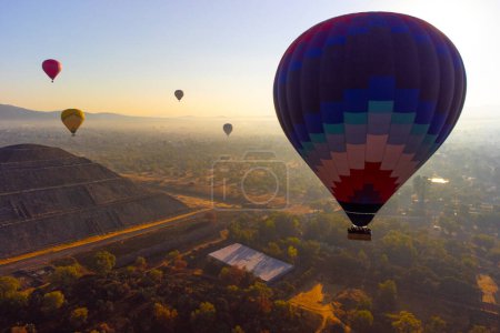 Foto de Sunrise on hot air balloon over the Teotihuacan pyramid - Imagen libre de derechos