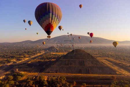 Téléchargez les photos : Lever de soleil en montgolfière sur la pyramide de Teotihuacan - en image libre de droit