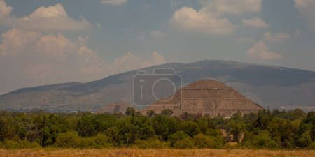 Téléchargez les photos : Vew of the Sun Pyramid at Teotihuacan Ruins - Mexico City, Mexico - en image libre de droit