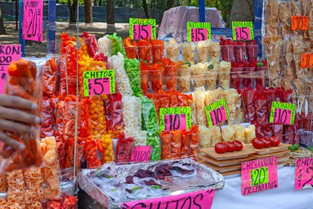 Téléchargez les photos : MEXICO CITY, MEXICO. March 24, 2022: Treats stand with batanas, chips, maxican snacks n Chapultepec park, Mexico City, Mexico, - en image libre de droit