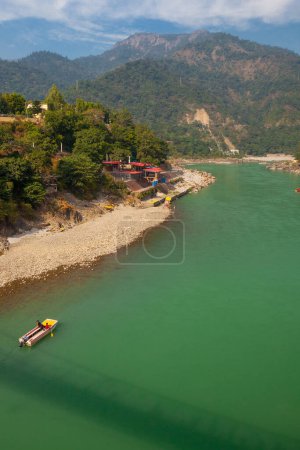 Téléchargez les photos : Vue sur la rivière Ganga et les montagnes de l'Himalaya depuis le pont Lakshman Jhula à Rishikesh - en image libre de droit