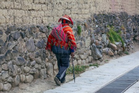 Foto de PERÚ - 5 DE MAYO DE 2022: Hombre peruano con ropa tradicional en la calle en Ollataytambo, Perú, 5 de mayo de 2022 - Imagen libre de derechos