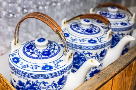 Traditionelle chinesische Teekannen auf dem Streettea-Markt in China