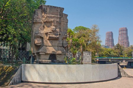 Foto de CIUDAD DE MÉXICO, MÉXICO - 12 de marzo de 2022: Tlaloc, deidad azteca de la lluvia y la fertilidad, entrada al Museo de Antropología en la Ciudad de México en 1964 - Imagen libre de derechos