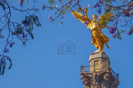 Téléchargez les photos : MEXIQUE / MEXIQUE - 14 MARS 2022 : Statue d'ange de l'indépendance située avenue Paseo de la Reforma. C'est l'une des icônes de Mexico.. - en image libre de droit