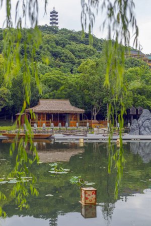 Foto de El paisaje con estanques y sauces, y la famosa torre de pagoda, el parque de Xi Shi en Zhuji, provincia de Zhejiang, China - Imagen libre de derechos