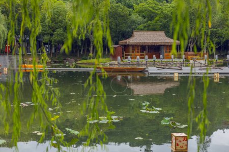 Foto de El paisaje con estanques y sauces, y la famosa torre de pagoda, el parque de Xi Shi en Zhuji, provincia de Zhejiang, China - Imagen libre de derechos