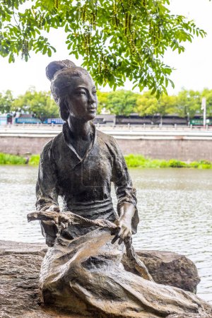 Téléchargez les photos : Zhuji, Zhejiang, Chine - 18 juin 2023 : Le paysage du parc natal de Xi Shi et les statues de femmes sur la rive de la rivière à Zhuji, province du Zhejiang, Chine - en image libre de droit