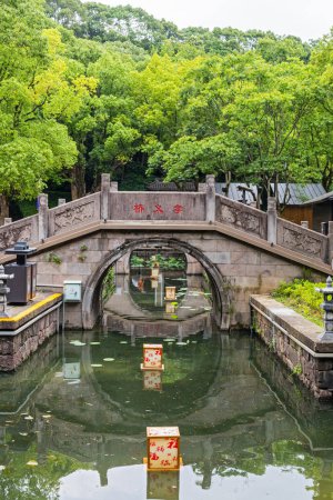 Foto de Zhuji, Zhejiang, China - 18 de junio de 2023: T El paisaje con estanques, puentes y sauces, y, el parque de Xi Shi en Zhuji, provincia de Zhejiang, China - Imagen libre de derechos