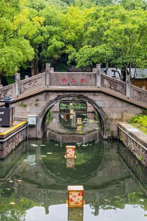 Foto de Zhuji, Zhejiang, China - 18 de junio de 2023: T El paisaje con estanques, puentes y sauces, y, el parque de Xi Shi en Zhuji, provincia de Zhejiang, China - Imagen libre de derechos