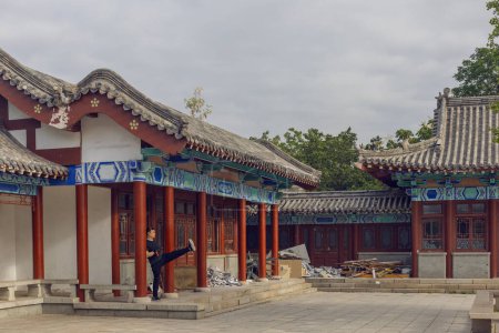Téléchargez les photos : JINAN, CHINE, 26 JUIN 2023 : Tôt le matin, les gens ont pratiqué l'art de combat chinois dans un parc dans le cadre de leur routine de remise en forme près de la statue de Bouddha dans le parc Qianfo Shan, Jinan, province du Shandong, Chine - en image libre de droit