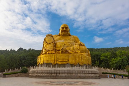 Téléchargez les photos : JINAN, CHINE, 26 JUIN 2023 : Grande statue dorée du Bouddha Maitreya à Qianfo Shan, également appelée montagne des mille bouddha, Jinan, province du Shandong, Chine - en image libre de droit