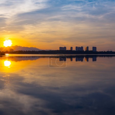 Téléchargez les photos : Lac de Yiwu à l'heure du lever du soleil, belle matinée, Chine - en image libre de droit