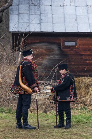 Téléchargez les photos : Kryvorivnya, Ukraine - 6 JANVIER 2023 : Les Gutsuls (montagnards des Carpates) chantent des chants de Noël (Kolyadki) à Kryvorivnya, Ukraine. - en image libre de droit