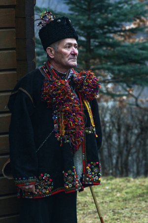 Téléchargez les photos : Kryvorivnya, Ukraine - 6 JANVIER 2023 : Les Gutsuls (montagnards des Carpates) chantent des chants de Noël (Kolyadki) à Kryvorivnya, Ukraine. - en image libre de droit