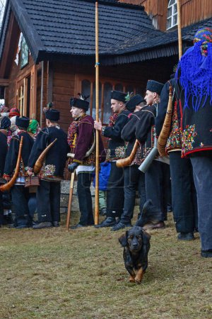 Téléchargez les photos : Kryvorivnya, Ukraine - 6 janvier 2024 : Les Gutsuls (montagnards des Carpates) chantent des chants de Noël (Kolyadki) à Kryvorivnya, Ukraine. - en image libre de droit