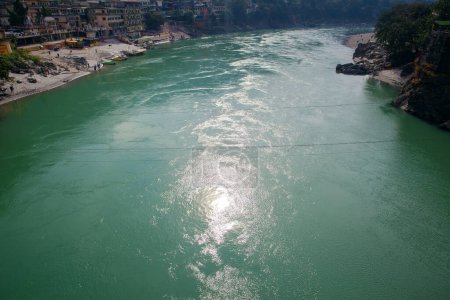 Téléchargez les photos : Rishikesh, Inde - 21 novembre 2019. Vue sur le remblai de la rivière Ganga, célèbre pont Lakshman Jhula Rishikesh - en image libre de droit
