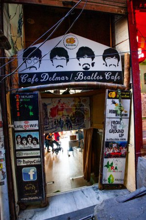 Téléchargez les photos : Rishikesh, Uttarakhand, Inde - 15 novembre 2019 : Vue du célèbre café Beatles avec graffitis à l'entrée - en image libre de droit